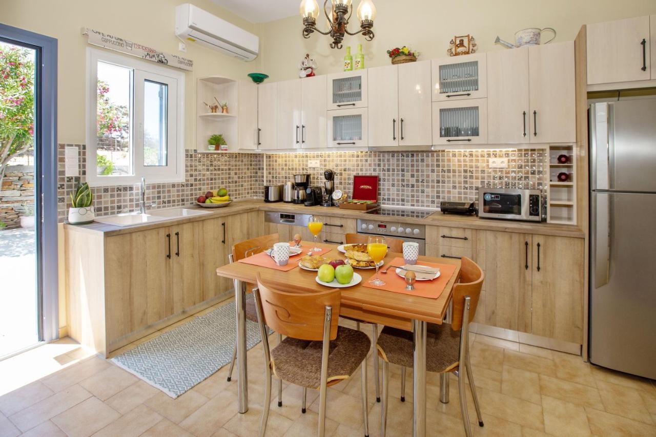 Ruby'S Summer House With Spacious Garden And Free Parking กาวริยอน ภายนอก รูปภาพ